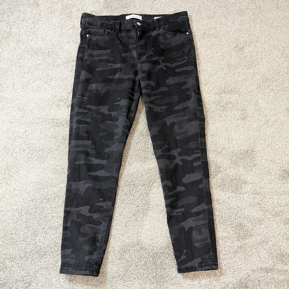SOCIAL STANDARD BY SANCTUARY Ankle Skinny Black/Gray Camo Jeans; Size 10